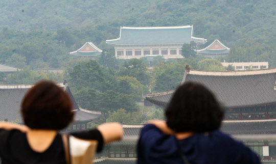 문대통령, 조국 후보자 임명 '숙고에 숙고'      (서울=연합뉴스) 류효림 기자 =  문재인 대통령이 조국 법무부 장관 후보자 임명 여부를 놓고 숙고에 숙고를 거듭하고 있는 것으로 알려져 최종 결심에 관심이 집중되고 있다.  사진은 8일 시민들이 청와대를 바라보는 모습. 2019.9.8       ryousanta@yna.co.kr  (끝)